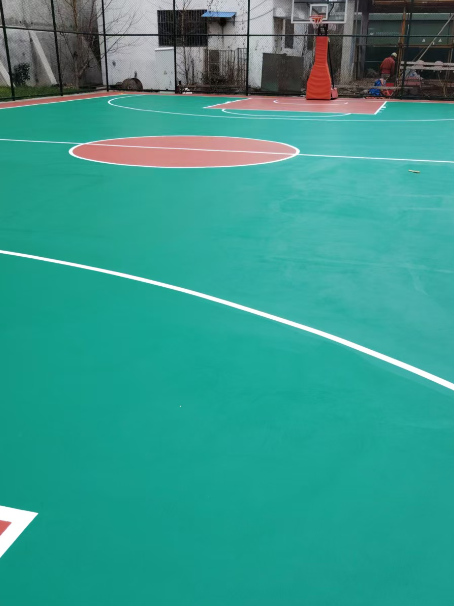 铁门关 球场长期使用易出现地面开裂